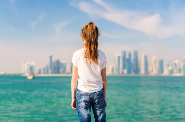 Visão Traseira Menina Desfrutando Vista Panorâmica Horizonte Doha Qatar Dia — Fotografia de Stock