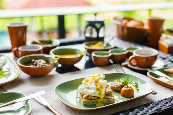 Mesa Pequeno Almoço Cheia Comida Variada Ovos Escalfados Caril Chá — Fotografia de Stock