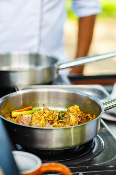 烹饪课上用嫩鸡胸肉配制传统的斯里兰卡咖喱菜 — 图库照片