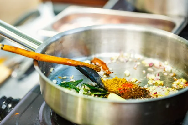 Aşçılık Dersinde Geleneksel Sri Lanka Köri Yemeği Hazırlama — Stok fotoğraf
