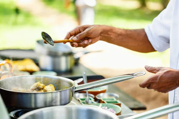 Beredning Traditionell Lankesisk Curryrätt Med Mört Kycklingbröst Matlagningsklass — Stockfoto