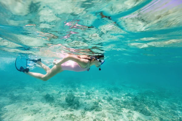 Foto Subaquática Uma Menina Nadando Oceano Tropical — Fotografia de Stock