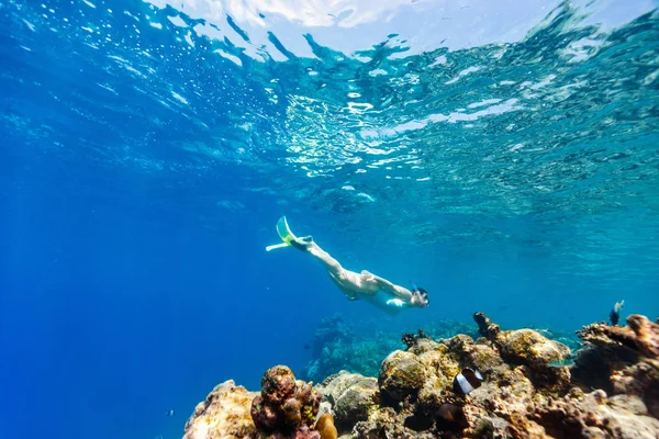 Foto Subaquática Mulher Snorkeling Mergulho Livre Uma Água Tropical Clara — Fotografia de Stock