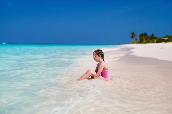 Adorable Niña Playa Durante Las Vacaciones Verano — Foto de Stock