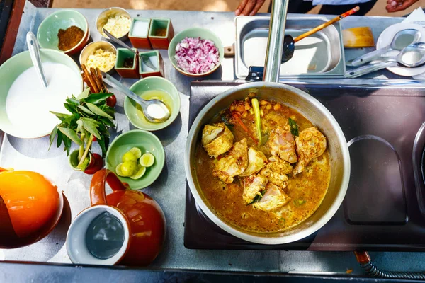 Beredning Traditionell Lankesisk Curryrätt Med Mört Kycklingbröst Matlagningsklass — Stockfoto