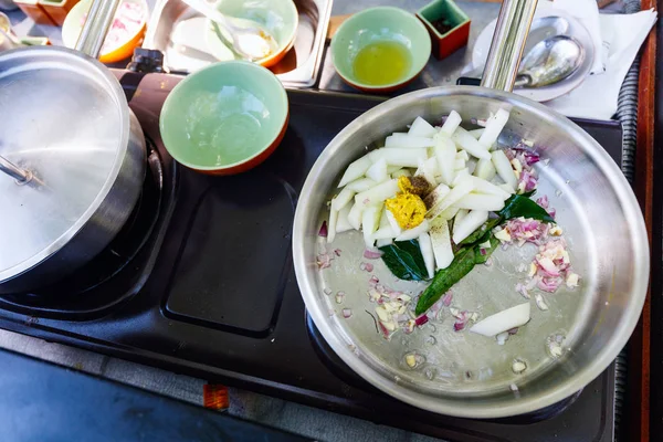 Προετοιμασία Του Παραδοσιακού Πιάτου Κάρυ Σρι Λάνκα Στο Μάθημα Μαγειρικής — Φωτογραφία Αρχείου
