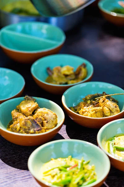 Traditional Sri Lankan Chicken Curry Dish Bowls — Stock Photo, Image
