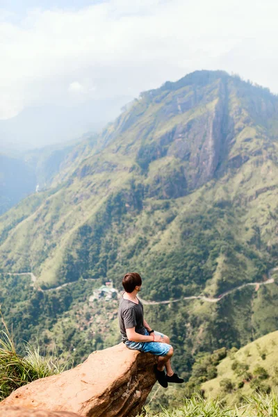 スリランカのリトル アダムス ピークからの山々や茶畑の素晴らしい景色を楽しむ若い男 — ストック写真