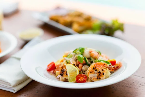 美味的鱼 虾和扇贝沙拉 午餐或晚餐时食用 — 图库照片