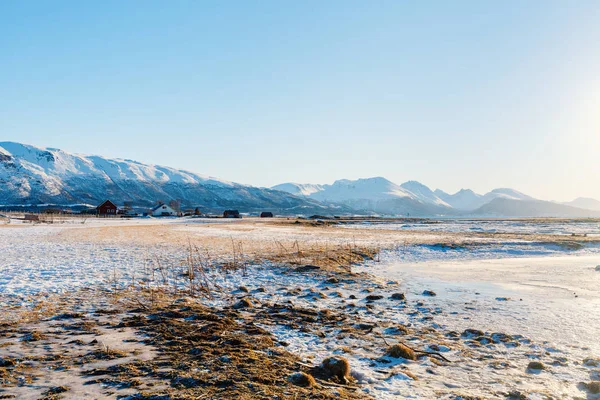 挪威北部美丽的冬天风景与木小屋俯瞰惊险的峡湾风景 — 图库照片