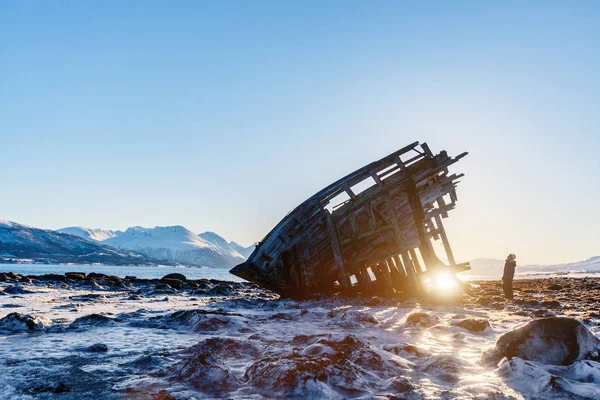 Tonårspojke Att Utforska Skeppsbrutna Viking Träbåt Nordnorge — Stockfoto