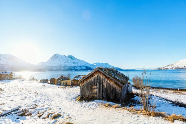 挪威北部美丽的冬天风景与木小屋俯瞰惊险的峡湾风景 — 图库照片