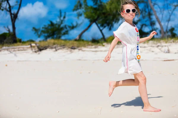 Menina Adorável Praia Durante Férias Verão — Fotografia de Stock