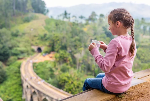 Χαριτωμένο Κορίτσι Απολαμβάνει Μια Θέα Πάνω Από Εννέα Αψίδες Γέφυρα — Φωτογραφία Αρχείου
