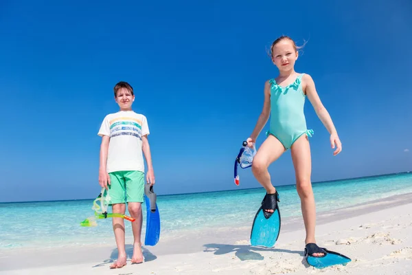 Kleine Kinder Mit Schnorchelausrüstung Tropischen Strand Haben Spaß Während Der — Stockfoto