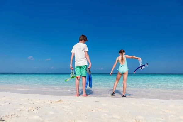 Bambini Piccoli Con Attrezzatura Snorkeling Sulla Spiaggia Tropicale Che Divertono — Foto Stock