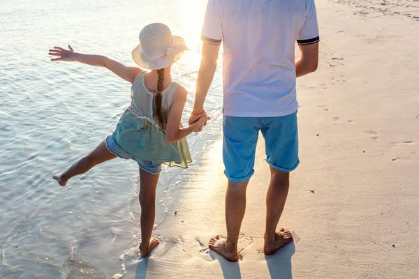 Πατέρας Και Μικρή Κόρη Στην Παραλία Στο Ηλιοβασίλεμα — Φωτογραφία Αρχείου