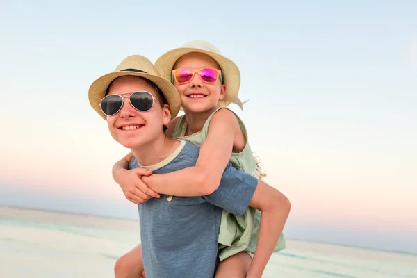 Niños Divirtiéndose Playa Tropical Durante Las Vacaciones Tropicales Verano Jugando —  Fotos de Stock