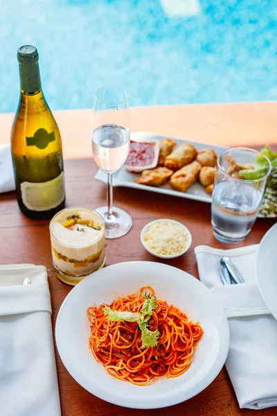 Deliciosos Espaguetis Boloñeses Servidos Para Almuerzo Resort Restaurante Lujo —  Fotos de Stock