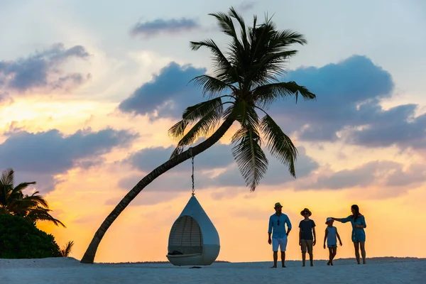 Silhouette Bella Famiglia Quattro Con Bambini Sulla Spiaggia Tropicale Durante — Foto Stock