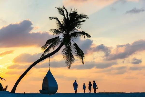 Silhuetter Beautigul Familj Fyra Med Barn Tropisk Strand Solnedgången — Stockfoto