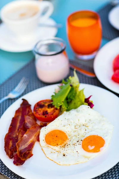 Delicioso Desayuno Con Huevos Fritos Tocino Verduras —  Fotos de Stock
