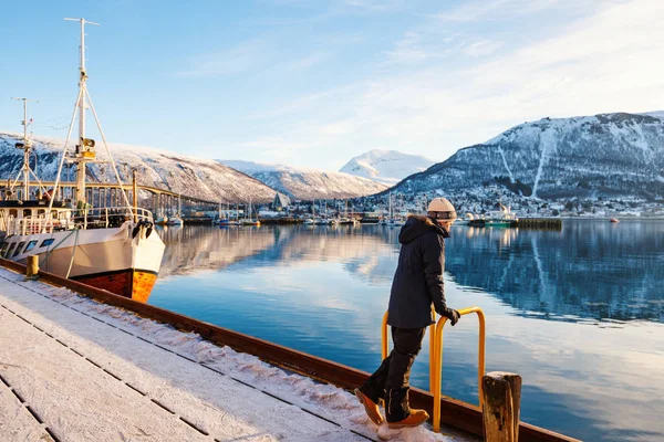 Teenage Noy Venku Zimní Den Kochat Výhledem Norska Tromso — Stock fotografie