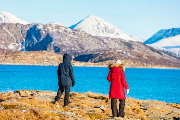 Beautiful Family Mother Son Enjoying Winter Day Outdoors Beach Surrounded — Stock Photo, Image