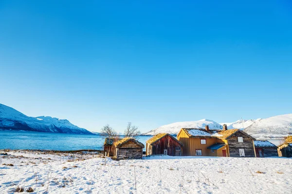 Krásná Zimní Krajina Severního Norska Dřevěné Chatky Výhledem Úchvatné Fjordy — Stock fotografie