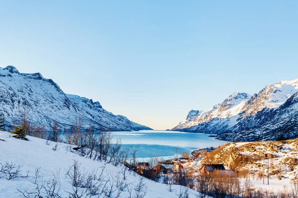 ノルウェー北部でセニヤ島島の息をのむフィヨルド風景の冬の風景 — ストック写真