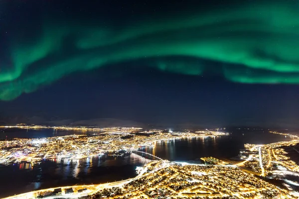 ノルウェー北部のトロムソの町の上の信じられないほどのオーロラ オーロラ活動 — ストック写真