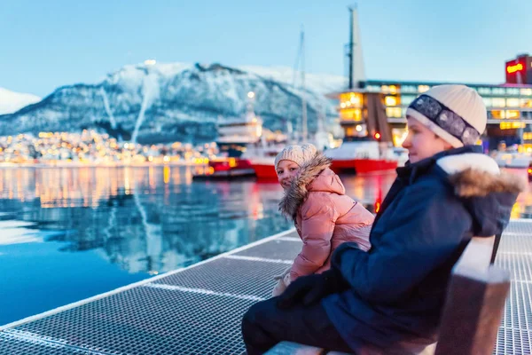 Děti Bratr Sestra Venku Zimní Den Kochat Výhledem Norska Tromso — Stock fotografie