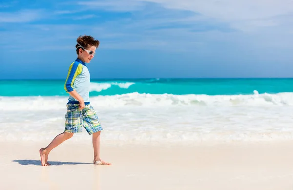 Felice Ragazzo Che Corre Alla Spiaggia Tropicale — Foto Stock