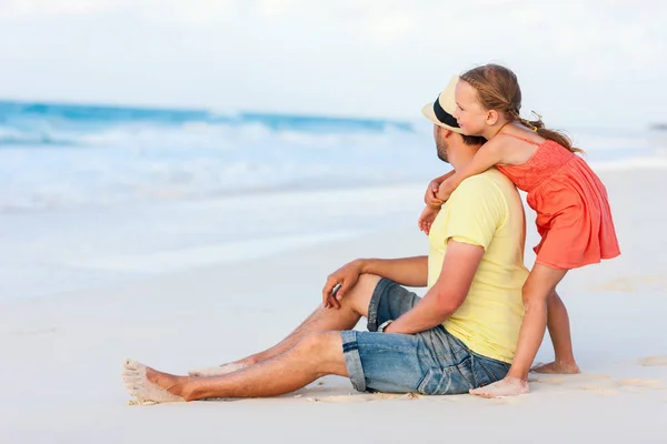 快乐的父亲和他可爱的小女儿在热带海滩 — 图库照片