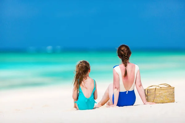 Μητέρα Και Κόρη Απολαμβάνουν Τροπικές Διακοπές Στην Παραλία — Φωτογραφία Αρχείου