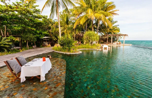 Cena Romántica Lujo Cerca Piscina Infinita Complejo Tropical Atardecer —  Fotos de Stock