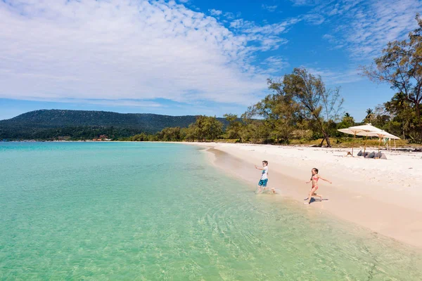 Niños Divirtiéndose Playa Tropical Durante Las Vacaciones Verano Jugando Juntos — Foto de Stock