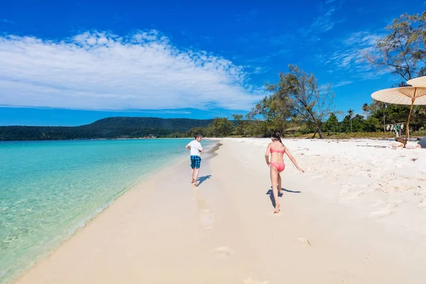 Les Enfants Amusent Plage Tropicale Pendant Les Vacances Été Jouant — Photo