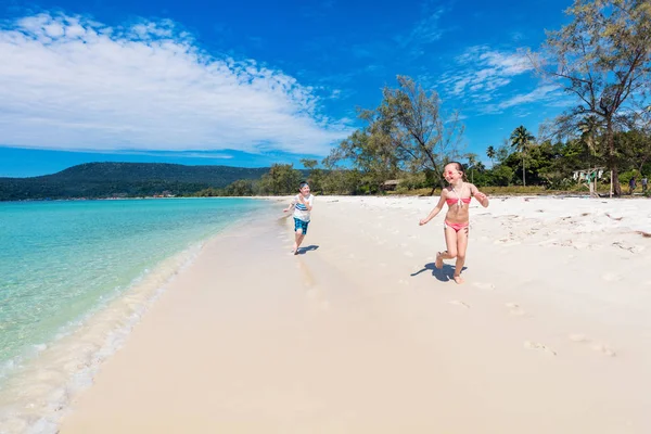 Παιδιά Διασκεδάζουν Στο Τροπική Παραλία Κατά Διάρκεια Καλοκαίρι Διακοπές Παίζουν — Φωτογραφία Αρχείου