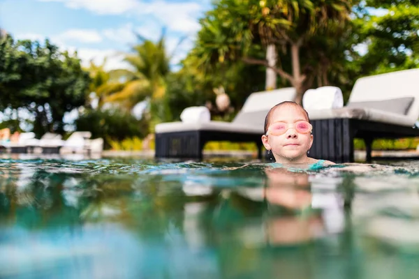 Menina Adorável Piscina Divertindo Durante Férias Verão — Fotografia de Stock