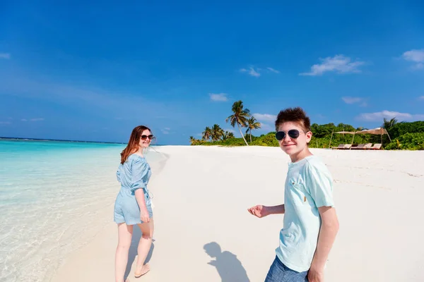 Família Mãe Filho Desfrutando Férias Praia Tropical — Fotografia de Stock