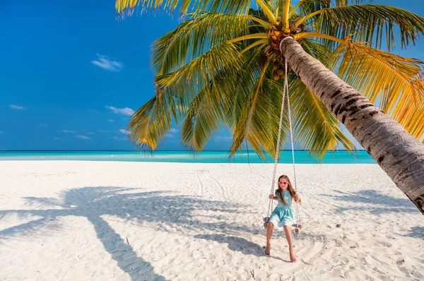 熱帯の島のビーチで楽しいスイングをしている愛らしい女の子 — ストック写真