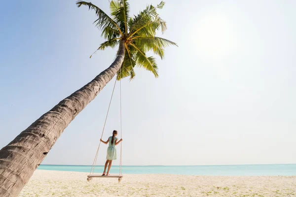 Imádnivaló Lány Szórakozás Swing Trópusi Sziget Strand — Stock Fotó