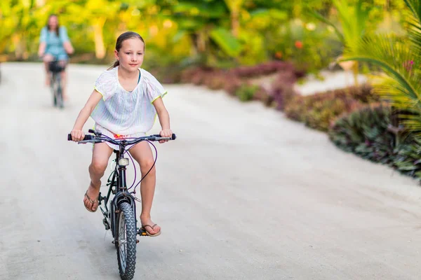 Familj Mor Och Dotter Cykla Tropisk Inställningar Att Roligt Tillsammans — Stockfoto