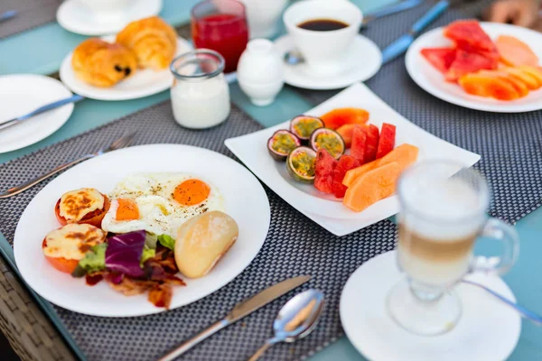 Heerlijk Ontbijt Met Gebakken Eieren Spek Groenten Fruit — Stockfoto