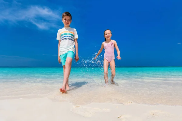 Crianças Divertindo Praia Tropical Durante Férias Verão Brincando Juntas Águas — Fotografia de Stock