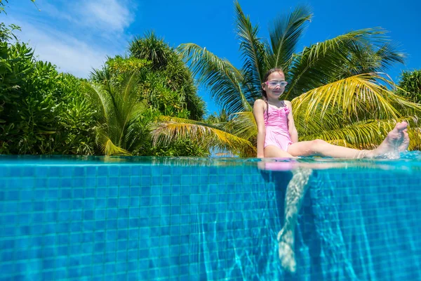 夏休み楽しんで高級リゾートのスイミング プールでかわいい女の子の水中写真を分割します — ストック写真