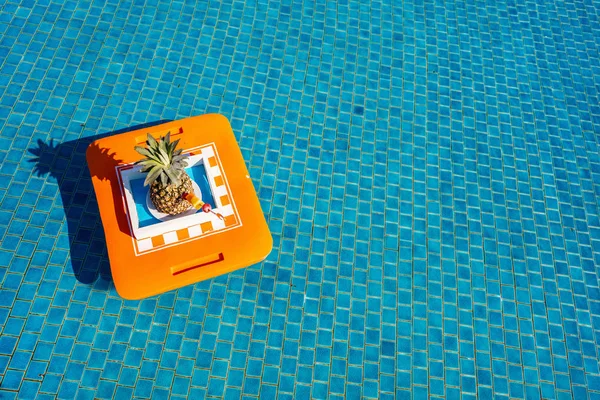プールに浮かぶパイナップルシェルのトロピカルカクテル — ストック写真