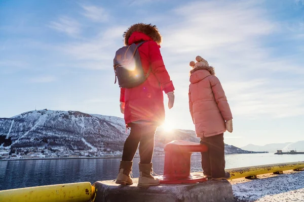 Schöne Familie Mit Mutter Und Kind Genießt Den Verschneiten Wintertag — Stockfoto