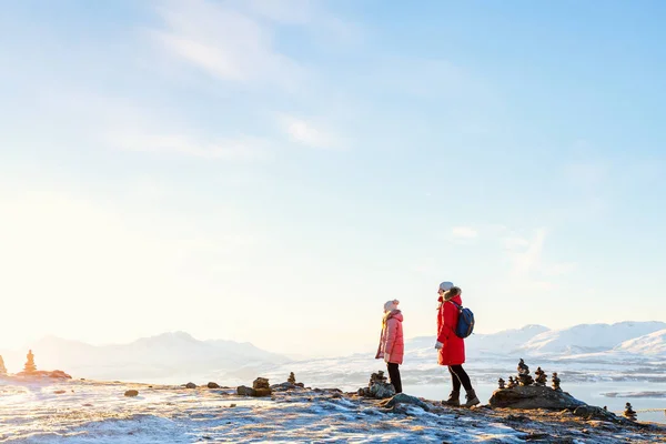 Anne Kızı Karlı Kış Günü Açık Havada Kuzey Norveç Zevk — Stok fotoğraf
